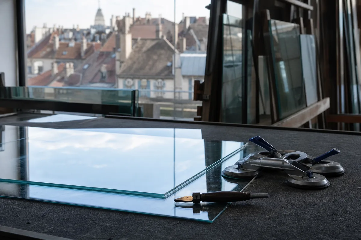 Atelier de miroiterie avec feuilles de verre stockées sur chevalets
