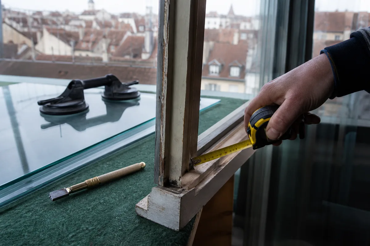 Relevé de cotes d&rsquo;une feuillure de fenêtre au mètre ruban